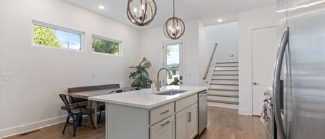 Jääkaappi, mikroaaltouuni, uuni, liesi