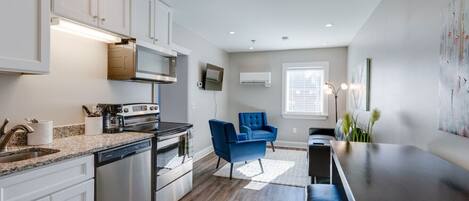 Een koelkast, een microgolfoven, een oven, een vaatwasser