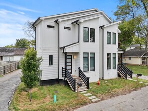 Exterior - Prince Ave Sleeps 8 | 2 Master Suites Huge Parking (Nashville)