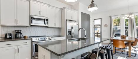 Micro-ondes, four, plaque de cuisson, lave-vaisselle