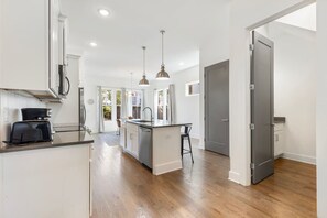 Microwave, oven, stovetop, dishwasher - Prince Ave Sleeps 8 | 2 Master Suites Huge Parking (Nashville)