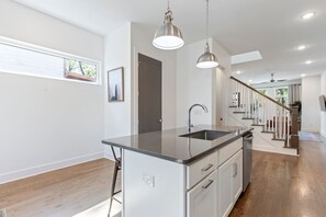 Interior - Prince Ave Sleeps 8 | 2 Master Suites Huge Parking (Nashville)