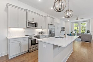 Private kitchen - Prince Estate 4 Suites 2 Kitchens Huge Parking (Nashville)