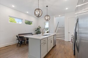 Private kitchen - Prince Estate 4 Suites 2 Kitchens Huge Parking (Nashville)