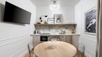 Een koelkast, een microgolfoven, een oven, een kookplaat