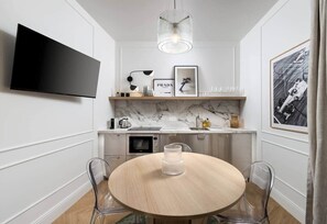 Réfrigérateur, micro-ondes, four, plaque de cuisson