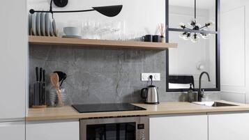 Réfrigérateur, micro-ondes, four, plaque de cuisson