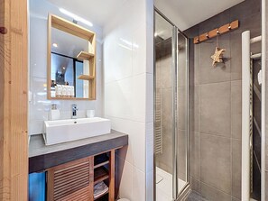 Shower, towels - Le Papangue- apartment-5pers-Centre Station (Les Gets)