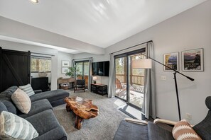 Smart TV, fireplace, table football - Blue River 11 - Three Bedroom Villa, Sleeps 8 (Colorado)