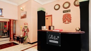 Una reception con una insegna che recita 'Collection Company-Serviced'.