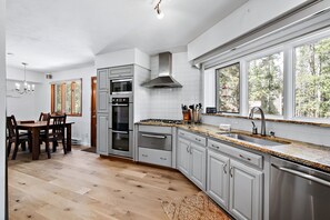 Fridge, microwave, oven, stovetop - Blue River 7 - Five Bedroom Villa, Sleeps 8 (Colorado)