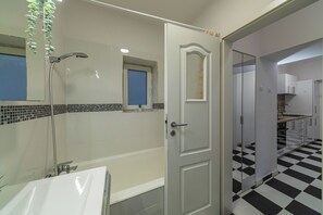 Hair dryer, towels, soap, toilet paper - Cozy 1-bedroom apartment in perfect București with AC (București)