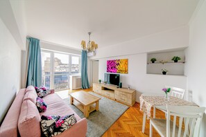 Living area - Cozy 1-bedroom apartment in perfect București with AC (București)