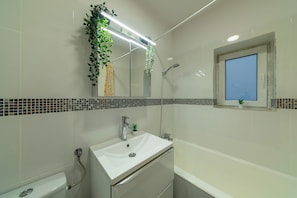 Sèche-cheveux, serviettes fournies, savon, papier toilette