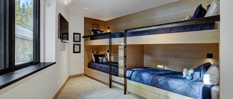 Tabla de planchar con plancha, wifi y ropa de cama