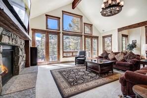 Smart TV, fireplace - Breckenridge 153 - Four Bedroom Villa, Sleeps 12 (Breckenridge)
