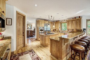Fridge, microwave, oven, stovetop - Breckenridge 150 - Four Bedroom Villa, Sleeps 12 (Breckenridge)