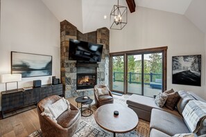 Smart TV y chimenea 