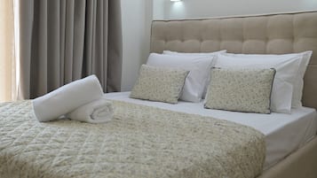 Tabla de planchar con plancha, wifi y ropa de cama