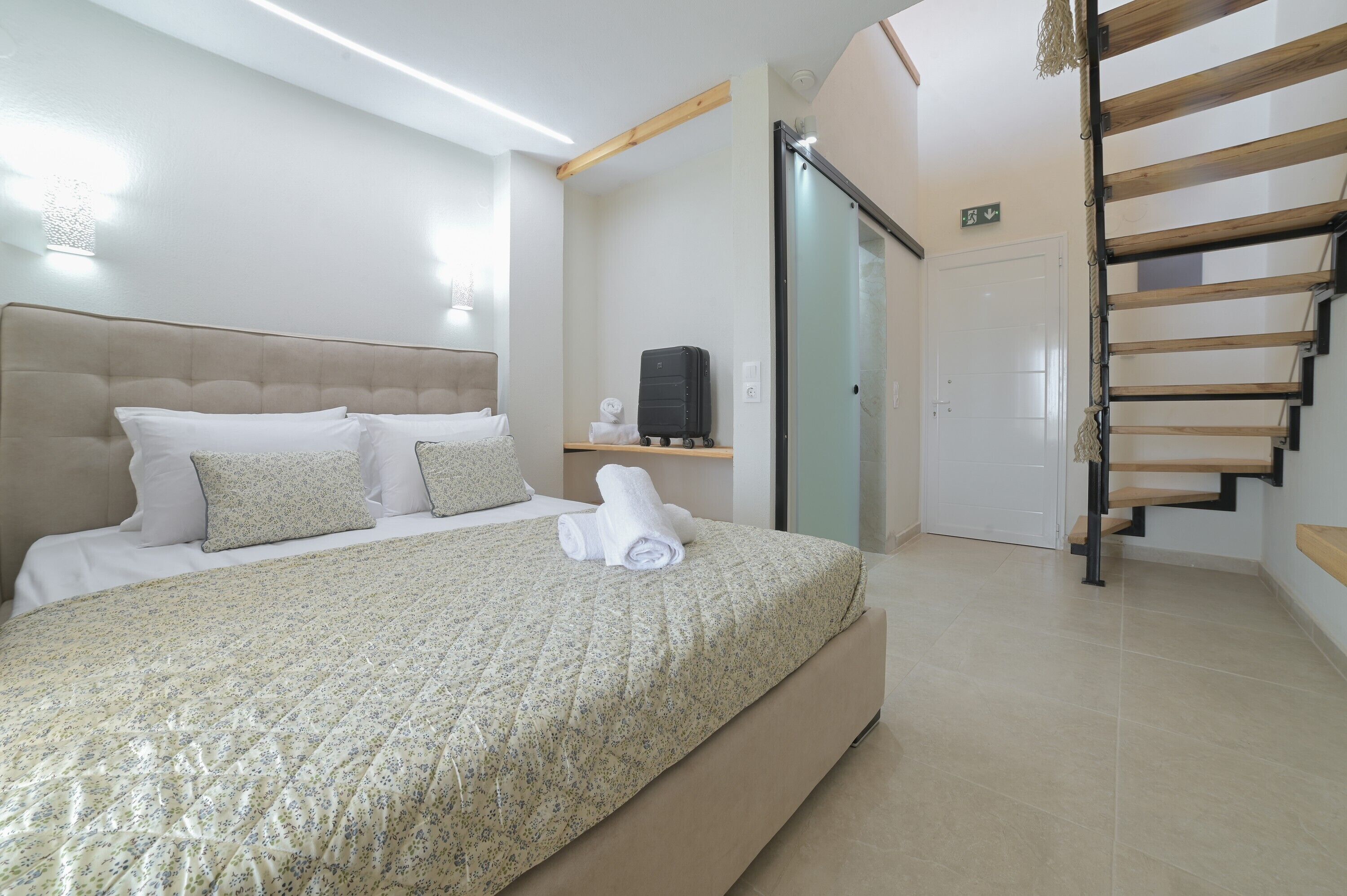 Tabla de planchar con plancha, wifi y ropa de cama 