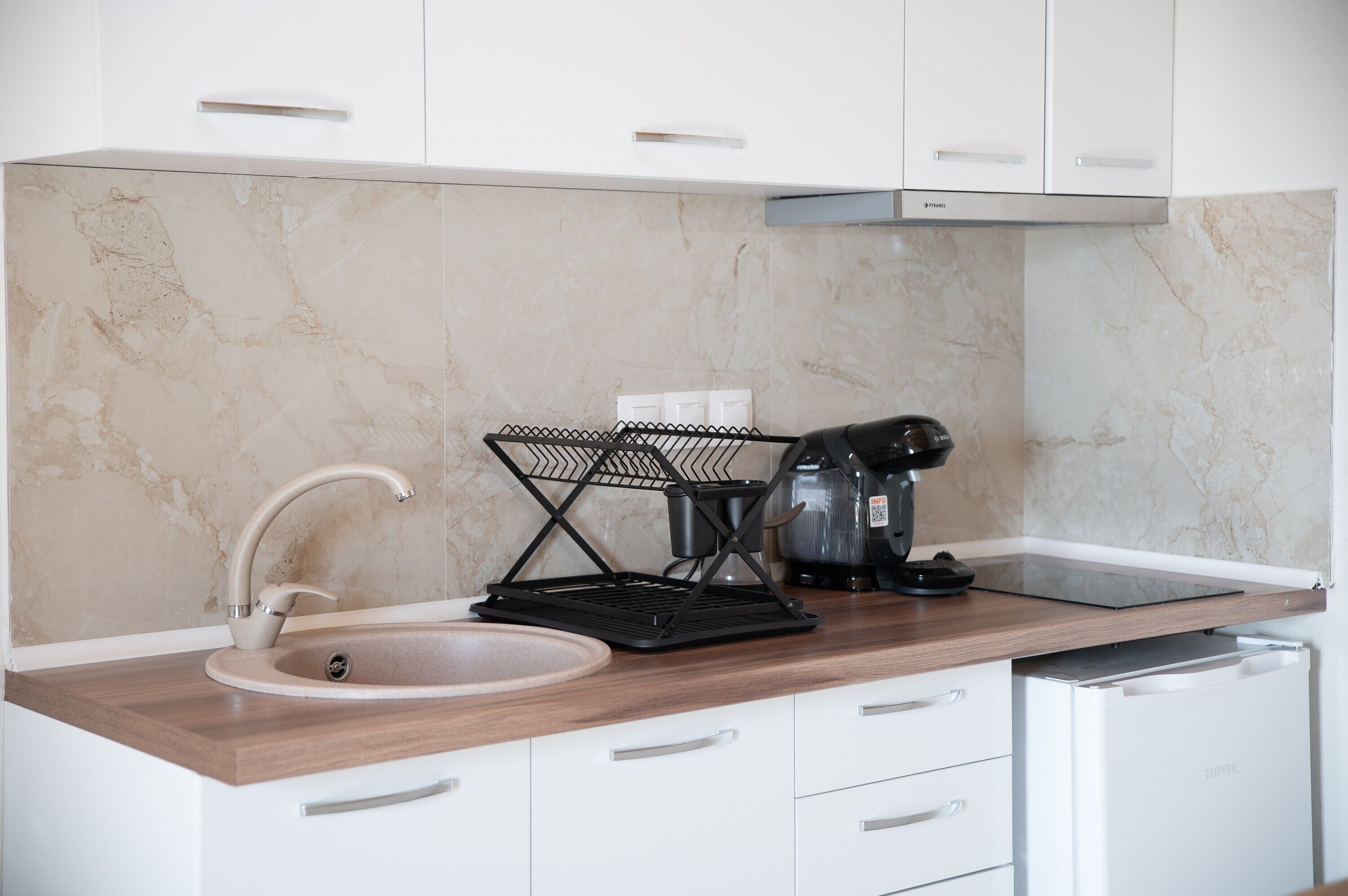 Refrigerador, parrilla de estufa, cafetera y tetera y periquera 