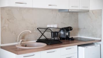 Refrigerador, parrilla de estufa, cafetera y tetera y periquera