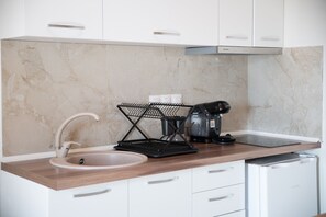 Réfrigérateur, plaque de cuisson, cafetière/bouilloire, chaise haute