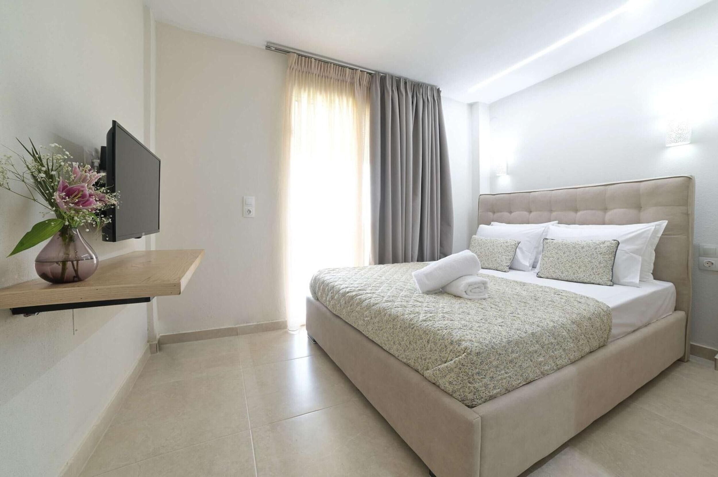 Tabla de planchar con plancha, wifi y ropa de cama 