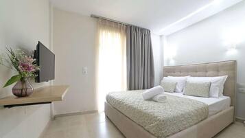 Tabla de planchar con plancha, wifi y ropa de cama