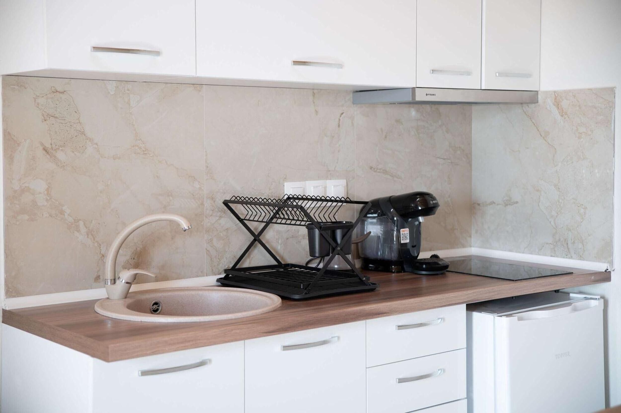 Fridge, stovetop, coffee/tea maker, high chair