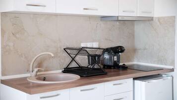 Fridge, stovetop, coffee/tea maker, high chair