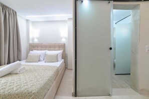 Planxa i posts de planxar, wifi i roba de llit 