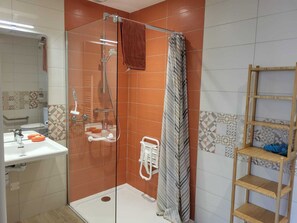 Shower, hair dryer, toilet paper - Gîte Terre - 1-4 pers - quiet, 20 mins from Vulcania and Puy-de-Dôme (Gelles)