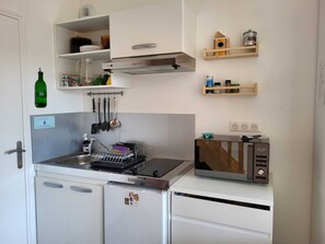 Fridge, microwave, stovetop, coffee/tea maker - Gîte Terre - 1-4 pers - quiet, 20 mins from Vulcania and Puy-de-Dôme (Gelles)
