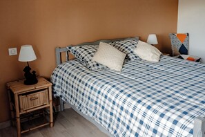 2 bedrooms, travel cot, free WiFi - Gîte Terre - 1-4 pers - quiet, 20 mins from Vulcania and Puy-de-Dôme (Gelles)