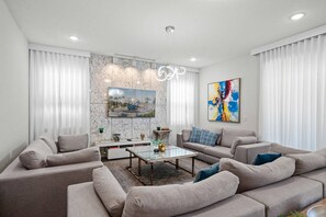 Smart TV - Last Minute Disney Getaway! Luxury Villa with Private Pool, Game Room & Themed Bedrooms. Book Now! #161617 (Orlando)