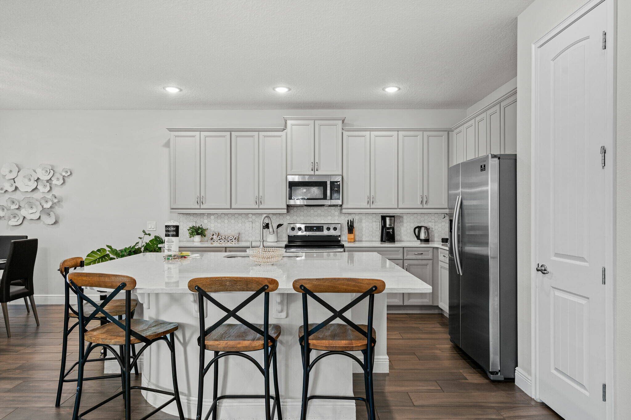 Køleskab, mikrobølgeovn, ovn, kogeplade