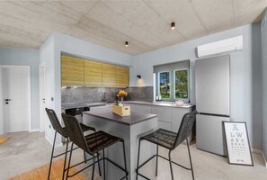 Jääkaappi, mikroaaltouuni, liesi, astianpesukone