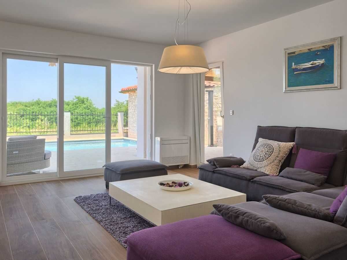 Smart TV, fireplace, stereo