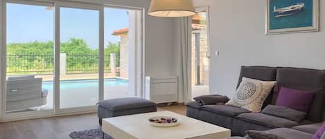 Smart TV, fireplace, stereo