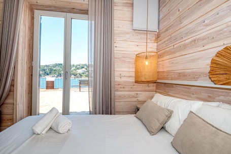 Bügeleisen/Bügelbrett, WLAN, Bettwäsche. Haus am Meer in Calella – Erste Reihe mit direktem Meerblick