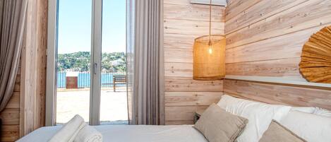 Een strijkplank/strijkijzer, wifi, beddengoed