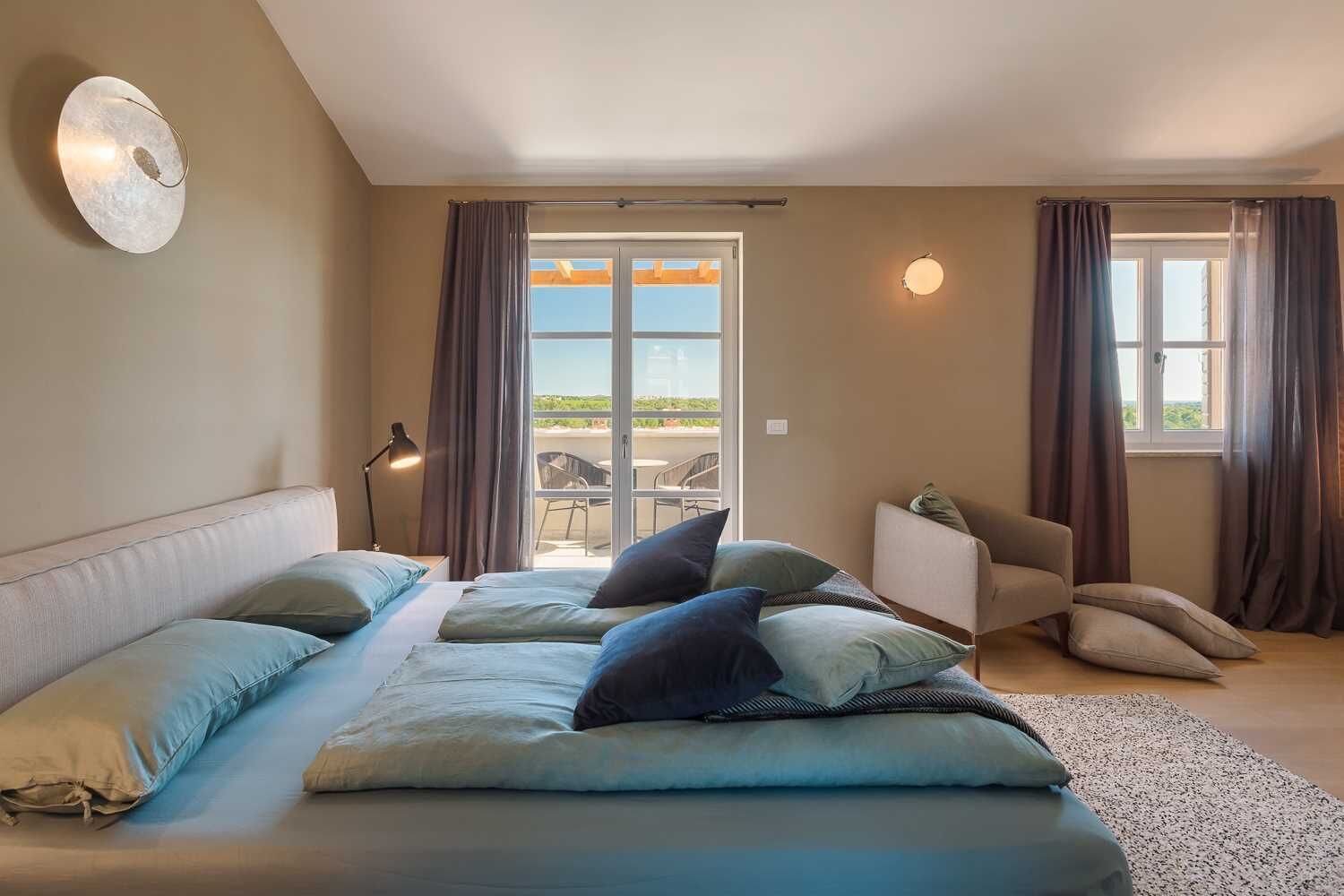 3 عدّة غرف نوم ومكواة/لوح كي وواي فاي مجانًا وملاءات أسرّة