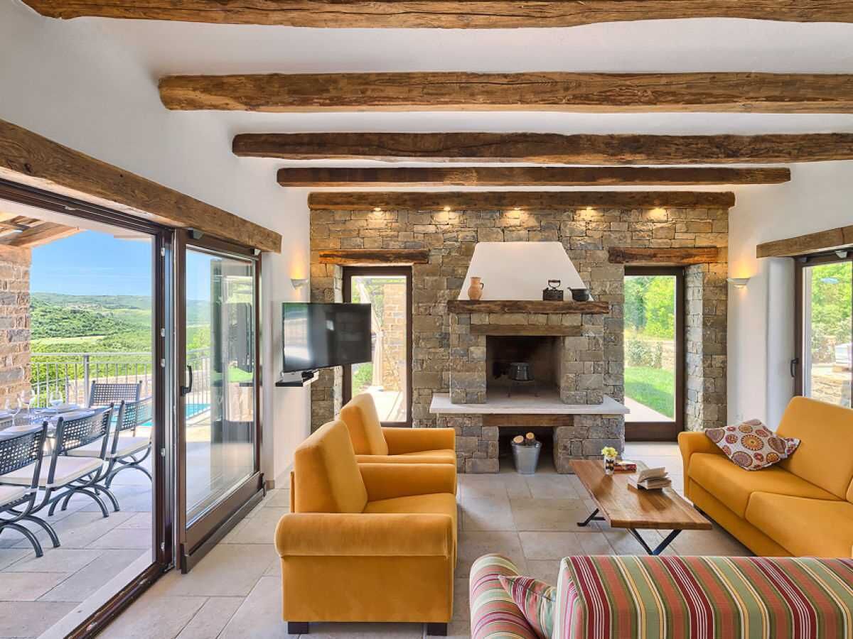 Smart TV, fireplace, stereo