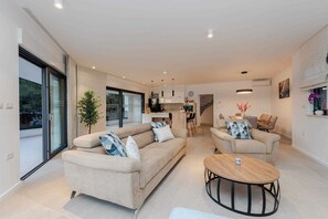 Smart TV, fireplace, stereo