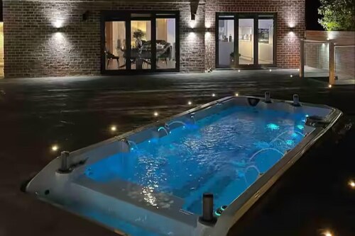 Hot tub - Bbq - Garden - Parking - Sleeps 8