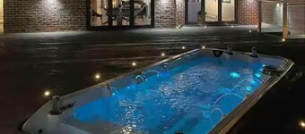 Hot tub - Bbq - Garden - Parking - Sleeps 8