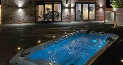 Hot tub - Bbq - Garden - Parking - Sleeps 8