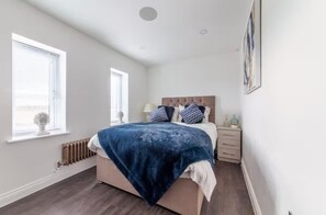 4 bedrooms, free WiFi, bed sheets - Hot tub - Bbq - Garden - Parking - Sleeps 8 (Worcester)