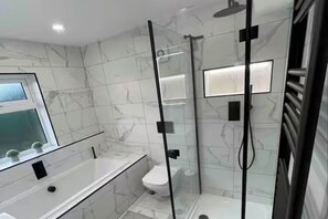 Separate tub and shower, deep soaking tub, towels - Hot tub - Bbq - Garden - Parking - Sleeps 8 (Worcester)
